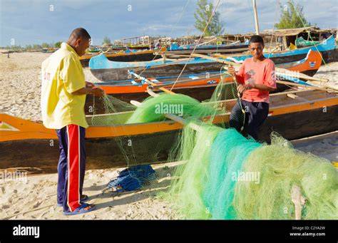 Pêcheurs réparant leurs filets en Amazonie