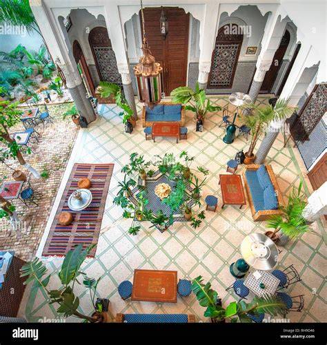 Cour intérieure colorée d’un riad