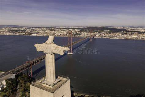 Vue du pont du 25 Avril et Christ-Roi