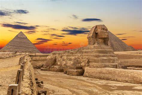Pyramides de Gizeh et Sphinx au coucher du soleil