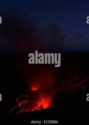 Volcan Yasur cratère lave nuit
