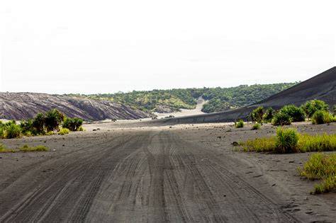 Plaines de cendre autour du mont Yasur