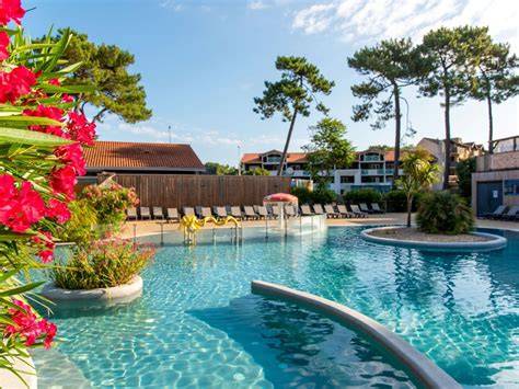 Club de vacances piscine plage animation