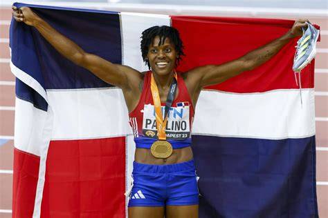 Marileidy Paulino sous la pluie à Saint-Domingue
