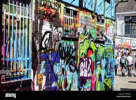 Graffitis colorés dans une auberge de Barcelone