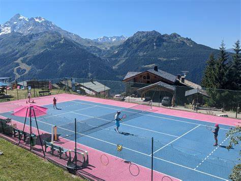 Courts de tennis dans une station alpine