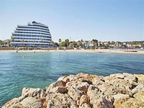 Piscine et plage devant hôtel Sitges