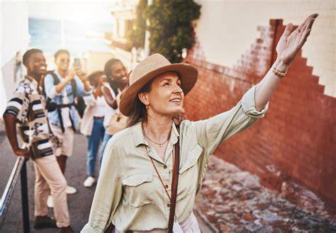 Guide touristique présentant un monument historique