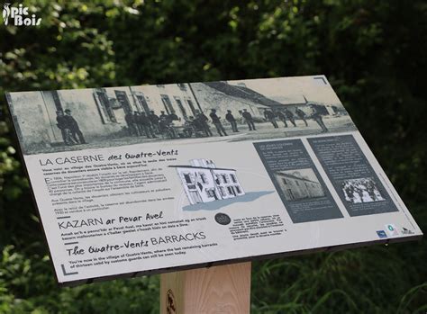 Groupe de visiteurs suivant un parcours historique urbain