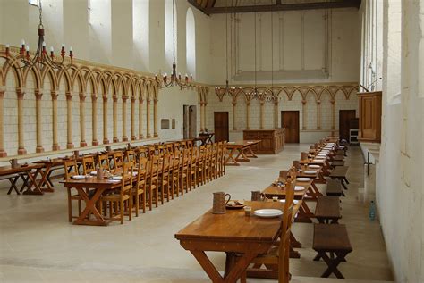 Intérieur polychrome du réfectoire monastique