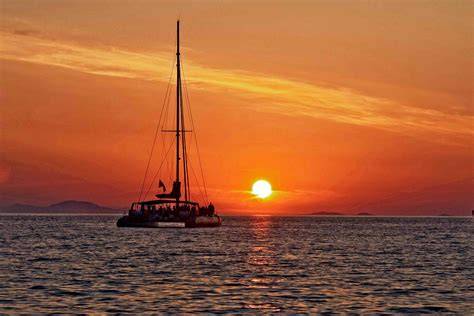Catamaran au coucher du soleil avec apéritif