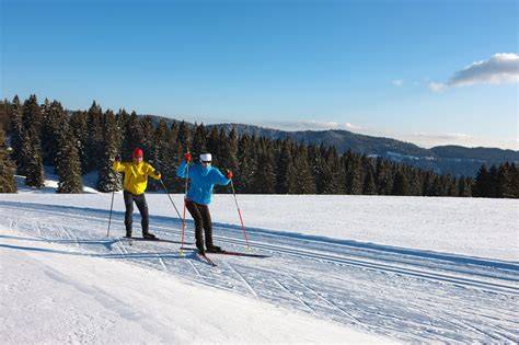 Skieurs débutants sur piste de ski nordique
