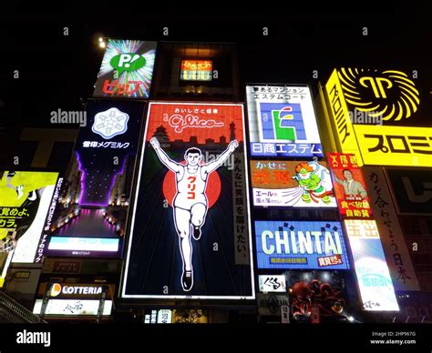 Dotonbori de nuit et enseigne Glico