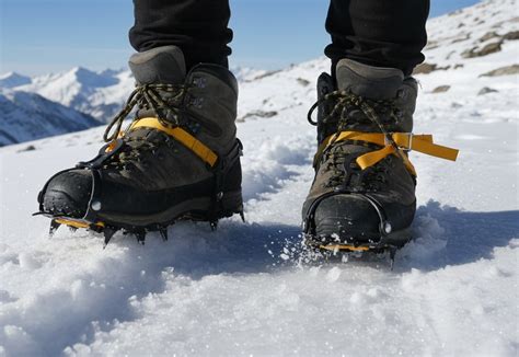 Randonneur avec crampons sur sentier glacé