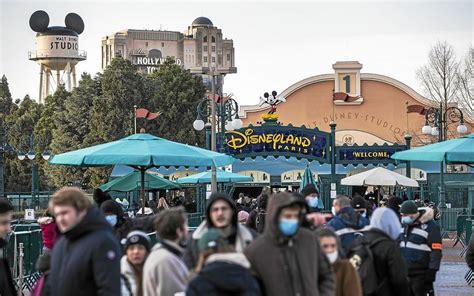 Hôtesse de billetterie devant Disneyland Paris