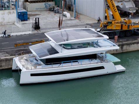 Catamaran électrique au port de Fouras