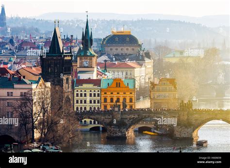 Pont Charles et tours gothiques de Prague