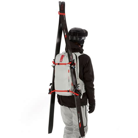 Sac à dos avec portage diagonal des skis