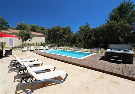 Maison de vacances piscine jacuzzi jardin clos