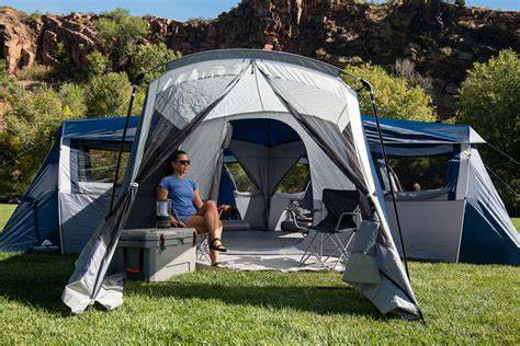 Couple adulte sous une tente de camping