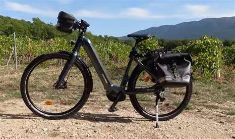 Vélo électrique trekking sur route