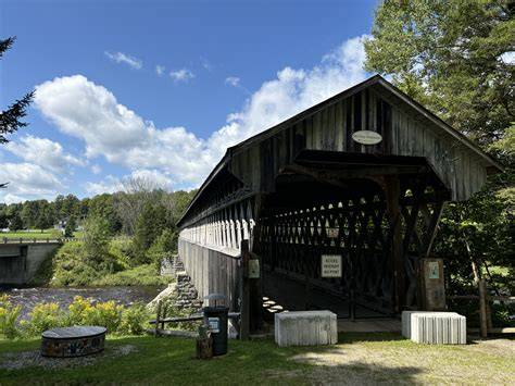 Pont couvert et surfeurs sur l’Aar