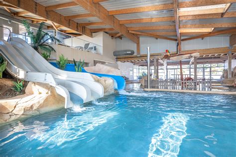 Piscine couverte chauffée avec toboggans