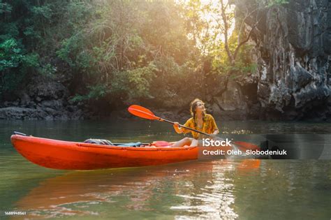Kayak entre les pitons karstiques