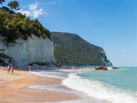 Village de Sirolo et plages du Mont Conero