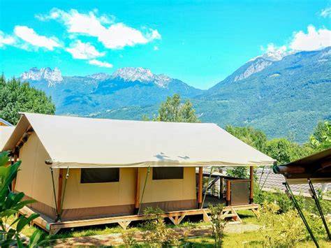 P tente lodge en bois Pyrénées montagne