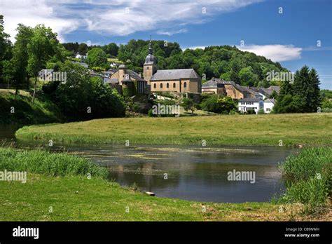 Village de Chassepierre et rivière Semois