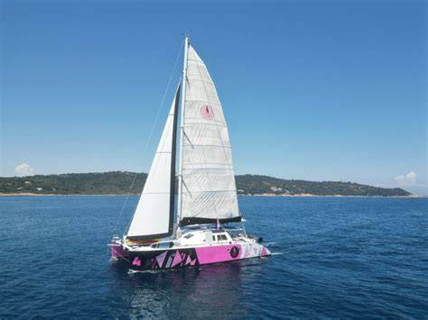 Catamaran rose au large du Lavandou