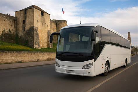 Autocar touristique devant Trouville-sur-Mer
