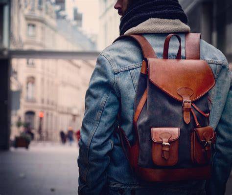 Homme portant sac à dos en cuir