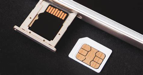 Carte microSD installée dans un smartphone robuste