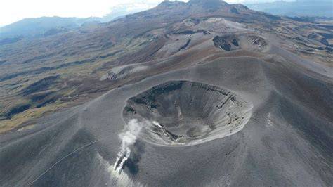 Volcan Puracé dans le páramo andin