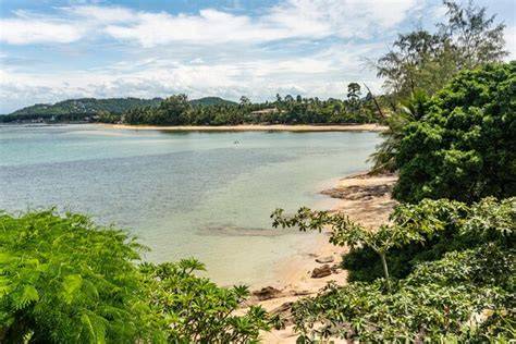 Plage et eaux transparentes de Koh Phetra