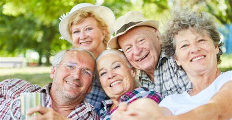 Groupe de seniors en excursion sur la côte