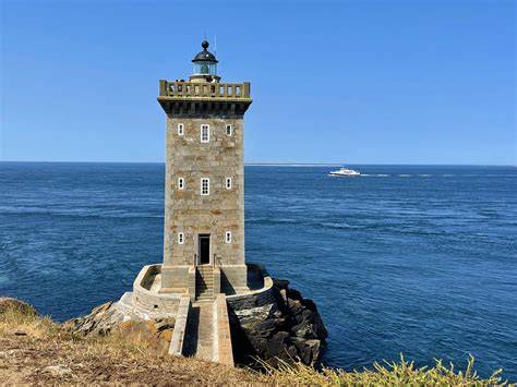 Phare de Kermorvan et passerelle du Croaë