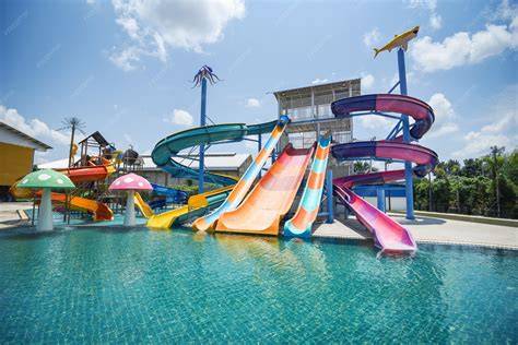 Parc aquatique extérieur avec toboggans
