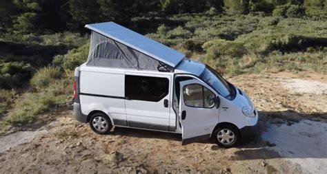 Tente de toit installée sur un van en pleine nature