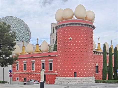 Façade du Théâtre-musée Dalí à Figueres