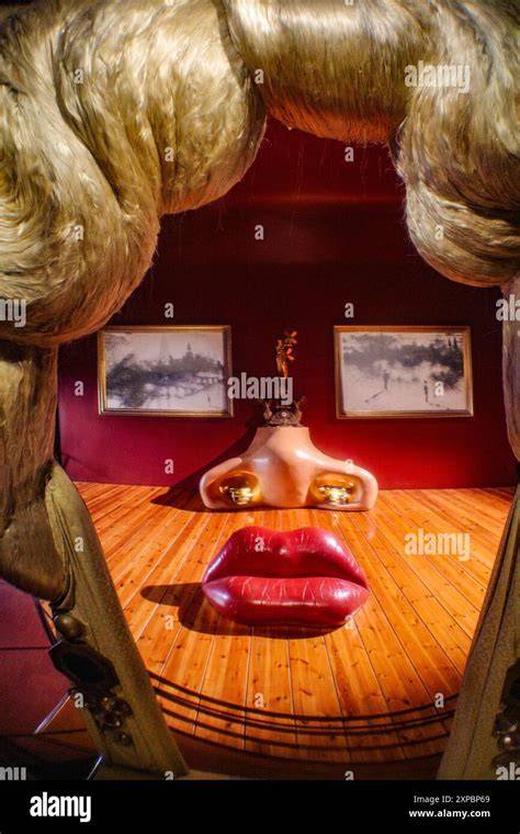 Chambre Mae West au musée Dalí