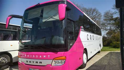 Autocar devant Silfiac en Bretagne