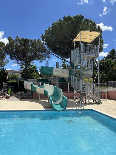 Piscine chauffée et toboggans du camping