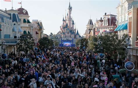 Visiteurs partageant photos Disneyland Paris
