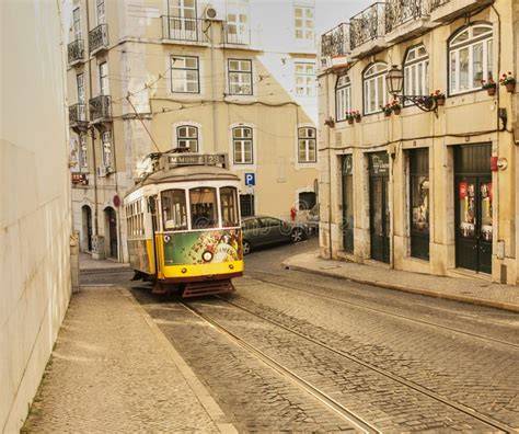 Tramway historique dans les rues de Lisbonne
