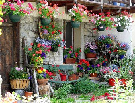 Maison jurassienne en bois et jardin fleuri