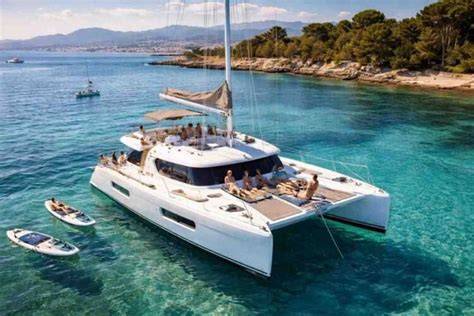 Catamaran au départ de la Pointe Marin