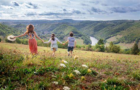 Enfants découvrant un parc naturel régional